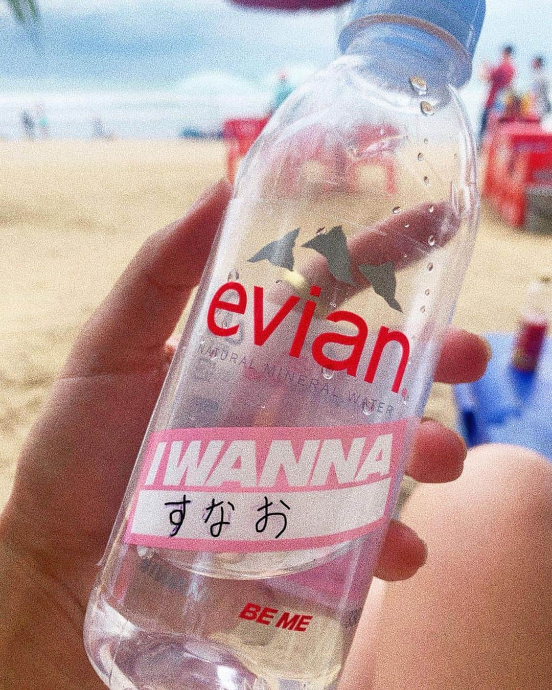 山賀琴子さんのインスタグラム写真 - (山賀琴子Instagram)「エビアンから新ラベル！﻿ #IWANNA限定ボトル by evianが発売されました！﻿ I wannaということで…﻿ ﻿ 少し自分の話をさせてください🙏🏻﻿ ﻿ ﻿ 私は素直な自分でいたい！﻿ ﻿ 私は大学生の時からInstagramを始め﻿ 最初は単純に自分が良いと思った写真を﻿ 載せて楽しんでいただけだったのですが﻿ ﻿ たくさんの方にフォローしていただき﻿ 色々な反応がある中で﻿ 自分が"女の子らしい"だったり"可愛らしい感じ"のイメージを持たれていると知り﻿ 実際にお会いした人に必ずと言っていいほど﻿ 「イメージと違った」と言われました。﻿ 自分は周りからどうみられているのか﻿ どう思われているのかということが﻿ とにかく気になってしまい﻿ いつのにか自分の気持ちに素直ではいられず﻿ フォロワーのみんなが好きそうな、﻿ みんなのイメージに沿った自分像を﻿ いつのまにか作っていた時期がありました😖﻿ 自分で思う私と、みんなが思っているであろう私の﻿ ギャップが重荷だと思ってしまっていました。﻿ ﻿ 今思うと、その"みんなが私をこう思っているんだろうな"という自分の気持ちもただの自意識過剰だったと思います。笑﻿ ﻿ でもそういった状況は自分にとって﻿ ストレスでしかなく良いことは一つもなく﻿ 楽しかったはずのInstagramも楽しくなくなり﻿ あーもうこんな状況いや！打破したい！と思い(笑)﻿ ﻿ 自分は自分、自分の気持ちに素直でいたい！﻿ というシンプルな気持ちを大切にしていこうと思えるようになりました。﻿ ﻿ だって、﻿ SNSが写す姿なんてほんの一部分でしかなくて﻿ その一瞬の切り取られた姿でその人がどんな人かわかるわけもなくて、友達や家族、一緒にお仕事をしている方々がわかってくれていたらいいな、﻿ 全員にわかってもらいたいなんてそんな都合の良いことはないな、と思うに至ったのであります。﻿ ﻿ 長くなりましたが、﻿ 私は常に自分の気持ちに素直でいたい、﻿ まっすぐな人間でありたい！と思っています🌈﻿ ﻿ もう少し欲を言えば、やさしい人でもありたいな。﻿ 人間的にまだまだ未熟な自分だからこそ﻿ 常に成長していきたいと思っておりますので﻿ これからも見守っていただけると嬉しいです😊﻿ ﻿ 最後まで読んでくださってありがとうございました🙏🏻✨﻿ ﻿ #evian#IWANNA#pr」8月30日 19時57分 - kotokoyamaga