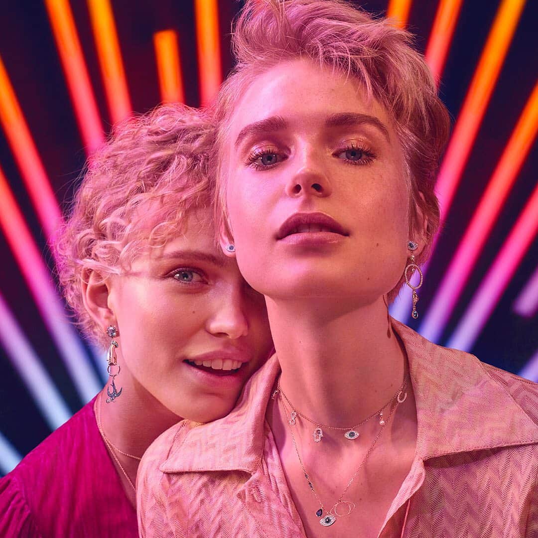 のインスタグラム：「Calling all modern mystics, Swarovski takes inspiration from the magic of tarot for its new Fall Collection. #TarotMagic #TaraSpeaks #SwarovskiEarrings #SwarovskiNecklaces」