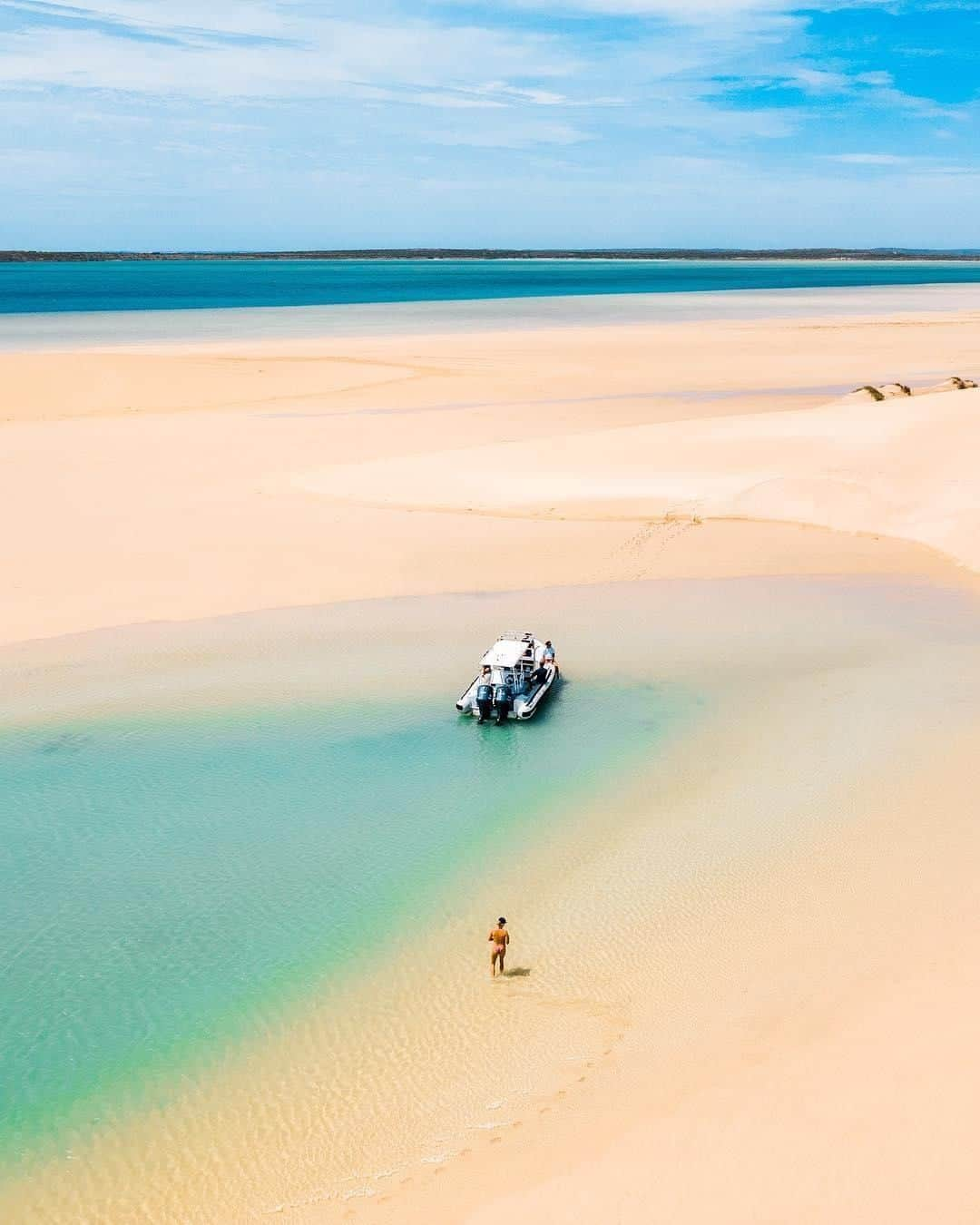 Australiaさんのインスタグラム写真 - (AustraliaInstagram)「G’day from @westernaustralia’s largest island. 🏝️ @tommyiff thought the dreamy @dirkhartogisland was “something that only your wildest dreams could conjure up,” but we promise it’s 100% real! Located in @australiascoralcoast’s #SharkBay World-Heritage Area, the island can only be accessed by barge, charter boat or light aircraft. Camp in the national park or stay at the eco-lodge, and swim and snorkel to your heart’s content on island time.  #seeaustralia #justanotherdayinwa #coralcoast #thegreatoutdoors」8月30日 20時00分 - australia