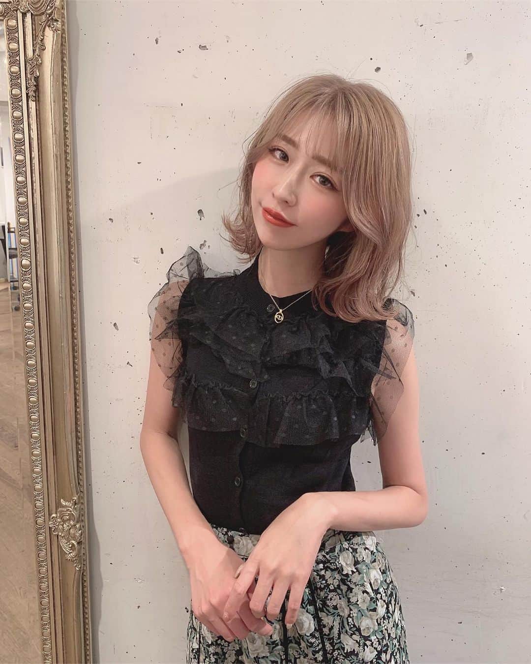 のインスタグラム：「🌼⠀ ⠀ イメチェンして気分スッキリ❤︎ ずっとピンク濃いめに入れてたけど薄めのピンク入れてラベンダー入れた、 ピンクミルクティーベージュカラー❤︎⠀ ⠀ last summerにぴったりな色だ〜❤︎ 色味可愛すぎてずっと髪色見ちゃう🥺⠀ ⠀ ドットのフリルが可愛いトップスは @millea_official_ の新作さん🌼⠀ ⠀ #ミルクティーベージュ#ヘアカラー#タンバルモリ#夏コーデ#夏ファッション」
