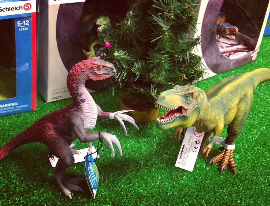 kidzoo+さんのインスタグラム写真 - (kidzoo+Instagram)「いたずら好きな子どものテリジノサウルスはケンカが大好き！同じ年頃の恐竜相手に熱い戦いを繰り広げます。Tレックスにケンカを挑んだら、勝てるのでしょうか？勇気では絶対に負けないはずです！  ティラノサウルスは体長が13ｍの大型肉食恐竜。獲物を捕まえるための武器は20ｃｍほどもあった大きくて鋭い歯です。 ※1枚目の写真のカラーのT-REXは店頭のみの販売になります。 廃盤カラーのため、在庫限りの販売です。 ―――――――――――――――――――――― 【15006 テリジノサウルス（ジュニア）】 【14587  ティラノサウルス・レックス（ダークグリーン）】―――――――――――――――――――――― 商品の詳細はプロフィールのURLからご覧いただけます！ ☛ @kidzooplus  #シュライヒ #schleich #kidzooplus #インテリア  #フィギュア #知育玩具 #恐竜 #ダイナソー #ジュラシックワールド #kids #名古屋市名東区 #名古屋 #贈り物 #プレゼント #ギフト#ティラノサウルス #テリジノサウルス」8月30日 20時01分 - kidzooplus