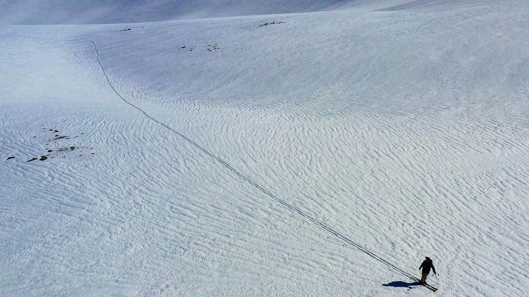 佐々木明さんのインスタグラム写真 - (佐々木明Instagram)「My life. まっすぐに。 #Iceland #icelandscape #icelandic #wintervibes #exproler #triptravel #mothernature #nature ・ ・ Photographer @kuwaphoto  数日間で山中行動60kmを越え、ひたすら歩き続けた記憶。日の出から夜中まで。良いラインとキャンバスを探すのもクレイジーなラインを探して滑るのも同じだけ素晴らしい事です。 クレイジーなラインばかりが全てじゃないなと再確認です。白いキャンバスに歩いた軌跡、滑った軌跡を描く事はアート でも一人はやはり心細い。  #旅と冒険」8月30日 20時14分 - akiraexploring