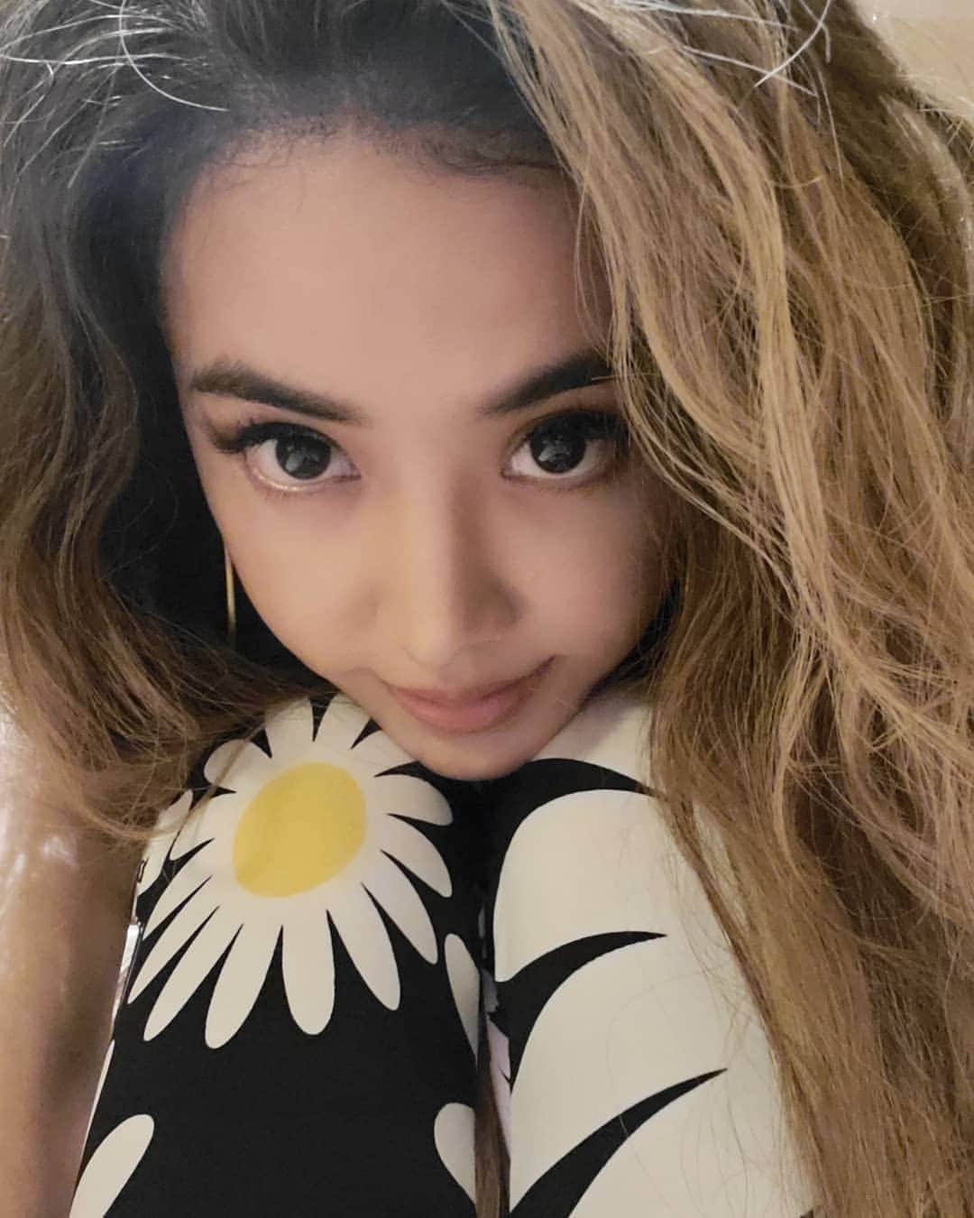 ジョリン・ツァイのインスタグラム：「Call me Daisy ...maybe」