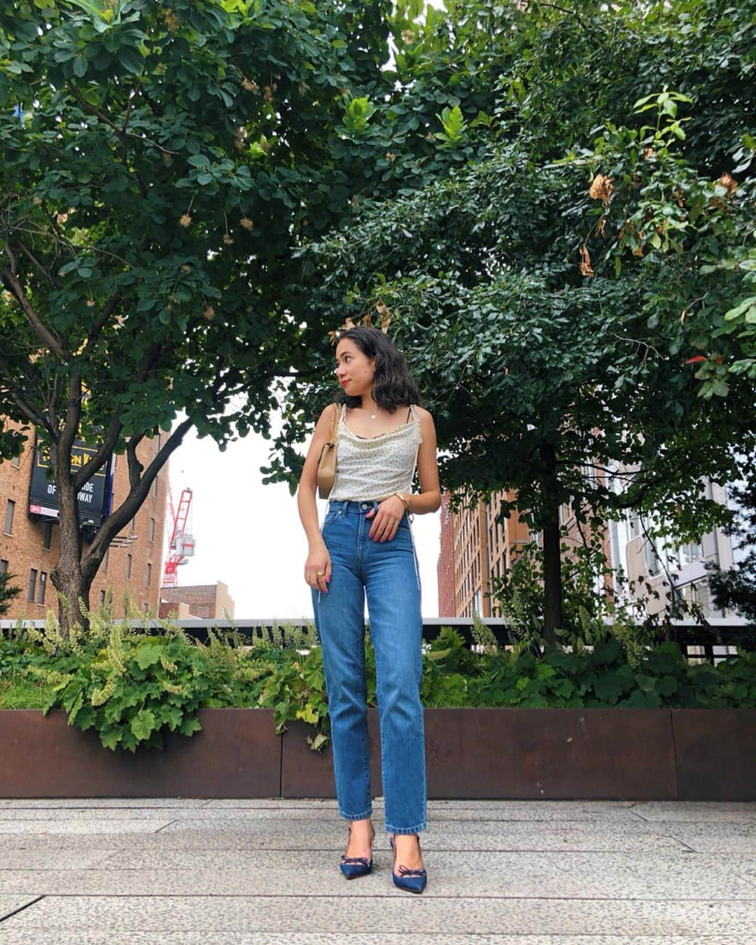 ベイカー恵利沙さんのインスタグラム写真 - (ベイカー恵利沙Instagram)「Wearing my new favorite jeans from Bananarepublic 💕  バナナリパブリックのデニムを使って、 これから5つのスタイリングをご紹介していきます😍 豊富なラインナップから私が選んだのはハイライズ バギーストレートジーンズ デニムラバーとしてのお気に入りポイントは、 ✔︎ウエストがきゅっと締まっていてお尻も綺麗に見えること ✔︎合わせる服や季節を選ばないデニムの色味 ✔︎ぴったりアンクル丈なので、合わせる靴でスタイリングの雰囲気を変えられる シルエットも最高で履き心地も抜群！ デニムは馴染んでいくので、最初は少しきつくてもジャストサイズを選びます！ ご参考までにこれはサイズ24です🌹 デニムで見たいスタイリングがあったら是非教えてね😚 #バナナリパブリック #bananarepublic #itsbanana #バナリパデニム #PR #えりさふく」8月30日 20時24分 - bakerelisa