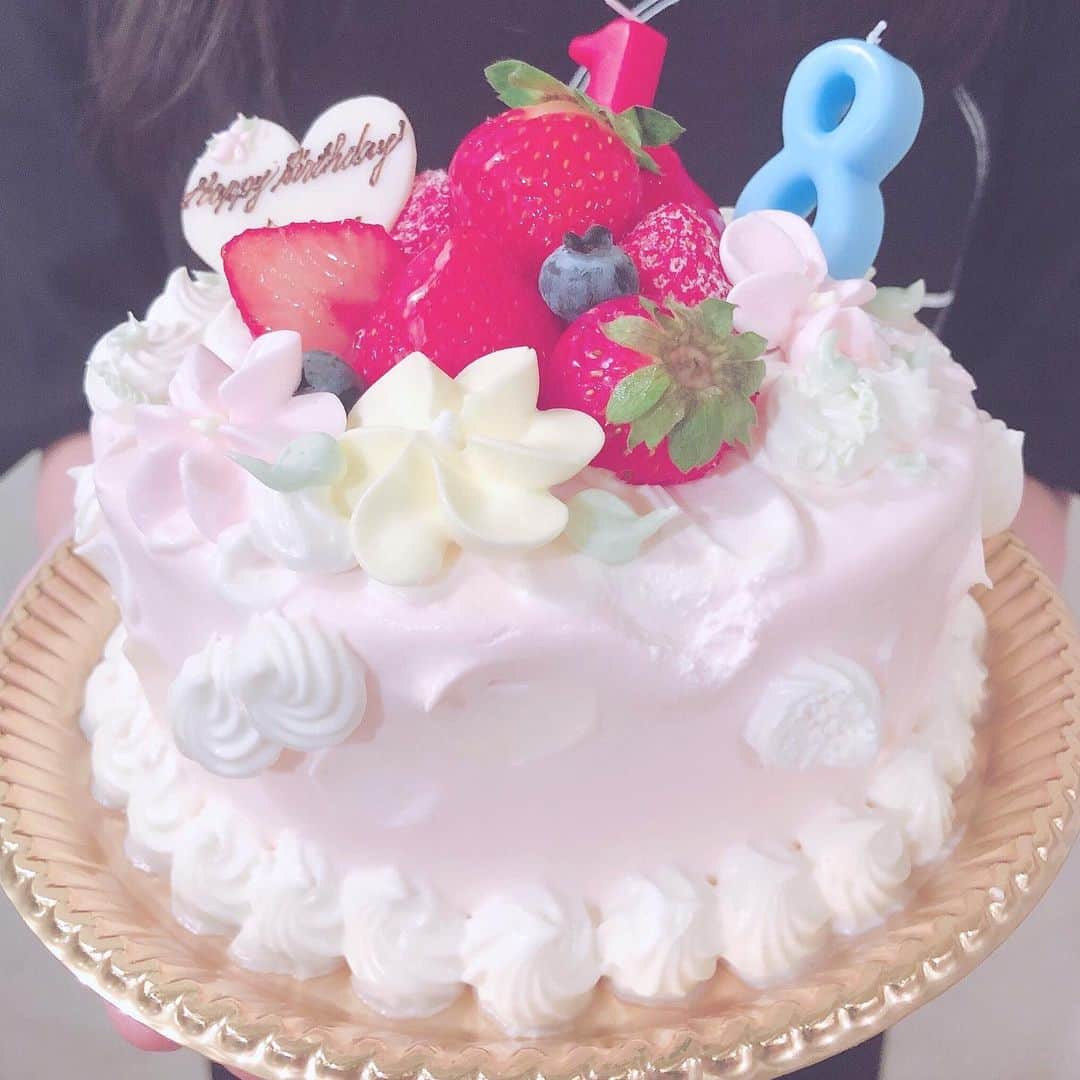 のインスタグラム：「🕊 リハーサル終わりに 素敵なケーキをいただきましたの〜〜！ ひぐちなづな 18歳、幸せです . スタジオの外で準備してくれてたみたいで、 なづがスタジオの外に出ようとするのを止めるために ちりんが必死に話しかけてきて可愛かったです。 お互いすっぴんなのに何故か 写真撮ろう って言われて、 何に使うのそれ？って聞いたら 「趣味！」って言われたから リハで頭ぱんぱんになって ついに壊れたのかと思いました。 . 三つ編み結び直してたらケーキが登場して なんだか絶妙なタイミングでした。でも とっても嬉しいです 👶🏻 . . . #happybirthday #birthday #ケーキ #スパガ #樋口なづな」
