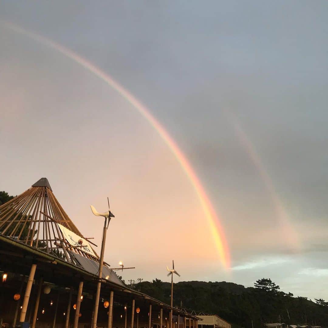 マル子のインスタグラム：「キレイなダブルレインボー🌈からのマジックアワー🌇 からのオマケのラブラブ💓 #ダブルレインボー🌈🌈 #マル子  #柴犬  #shiba」
