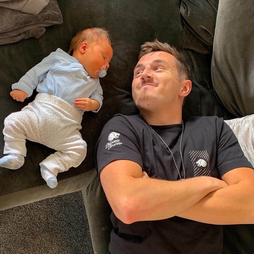 トム・キャセルのインスタグラム：「Chillin with ma new mate Benjamima!  Congratulations @orionv7, he’s a little legend 💙」