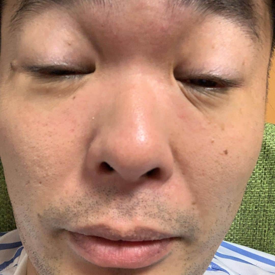 西川晃啓のインスタグラム：「気絶眠い  この時間に眠くなって気絶  #あるある探検隊#レギュラー#気絶#気絶の日々#ギャグ#野球#観戦#眠い#晩御飯#すでに#終わり#明日#早起き#営業#西条市」