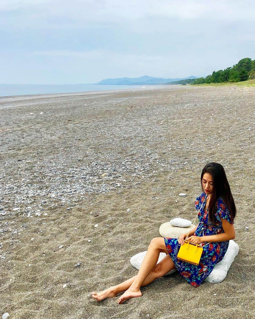 のインスタグラム：「Beautiful long beach (Shichiri-mihama) at Kumano Mie Prefecture❤️ with my new handmade lovely bag from @strathberry 💛 #strathberry #kumano #beautiful #ocean #yellow #peace #happy #mieprefecture #三重県 #熊野 @visitmie」