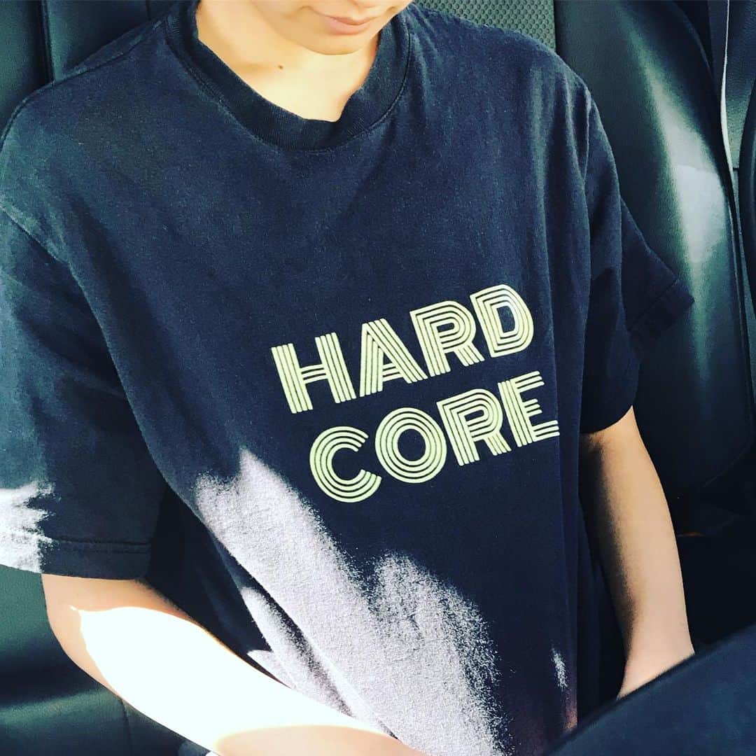 のインスタグラム：「HARD CORE Tシャツを 着こなす娘。  #青木家のバンドT #バンドt」