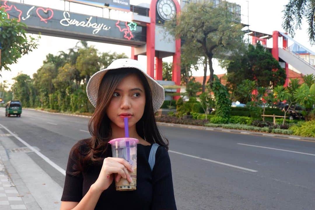 ジェニファー・ラヘル・ナタシャさんのインスタグラム写真 - (ジェニファー・ラヘル・ナタシャInstagram)「Ke Surabaya minum boba... . . . . . ngapain ke Surabaya kalo cuma minum boba? 📸 : @jkt48nadila」8月30日 20時29分 - rclnatasyaa