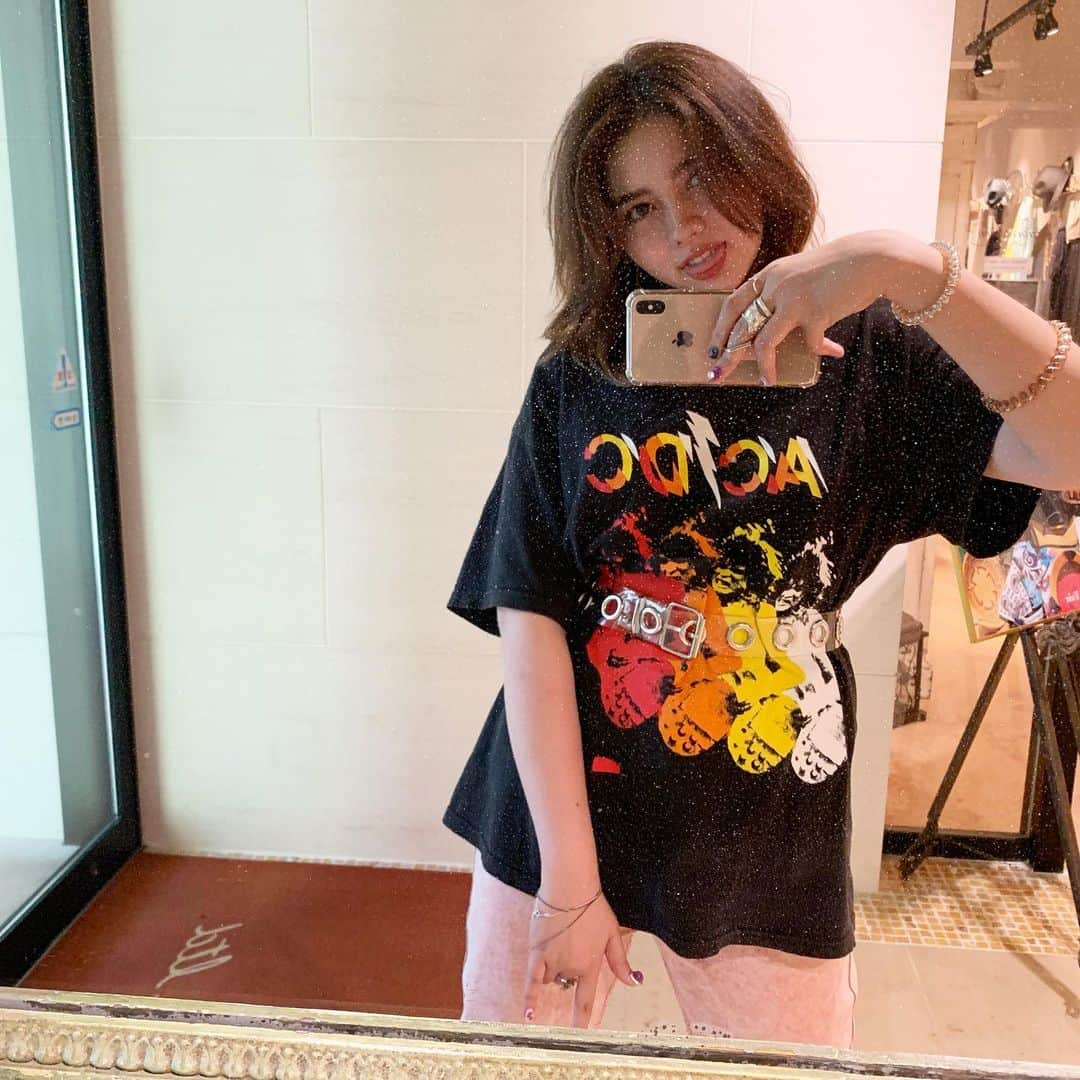 メロディー・チューバックさんのインスタグラム写真 - (メロディー・チューバックInstagram)「rockin ma ACDC teeeee🤟🏻🎸 #thanksdad #nowitsmine  #かろうじての手 #acdc #めろでぃねーと」8月30日 20時31分 - melodychubak