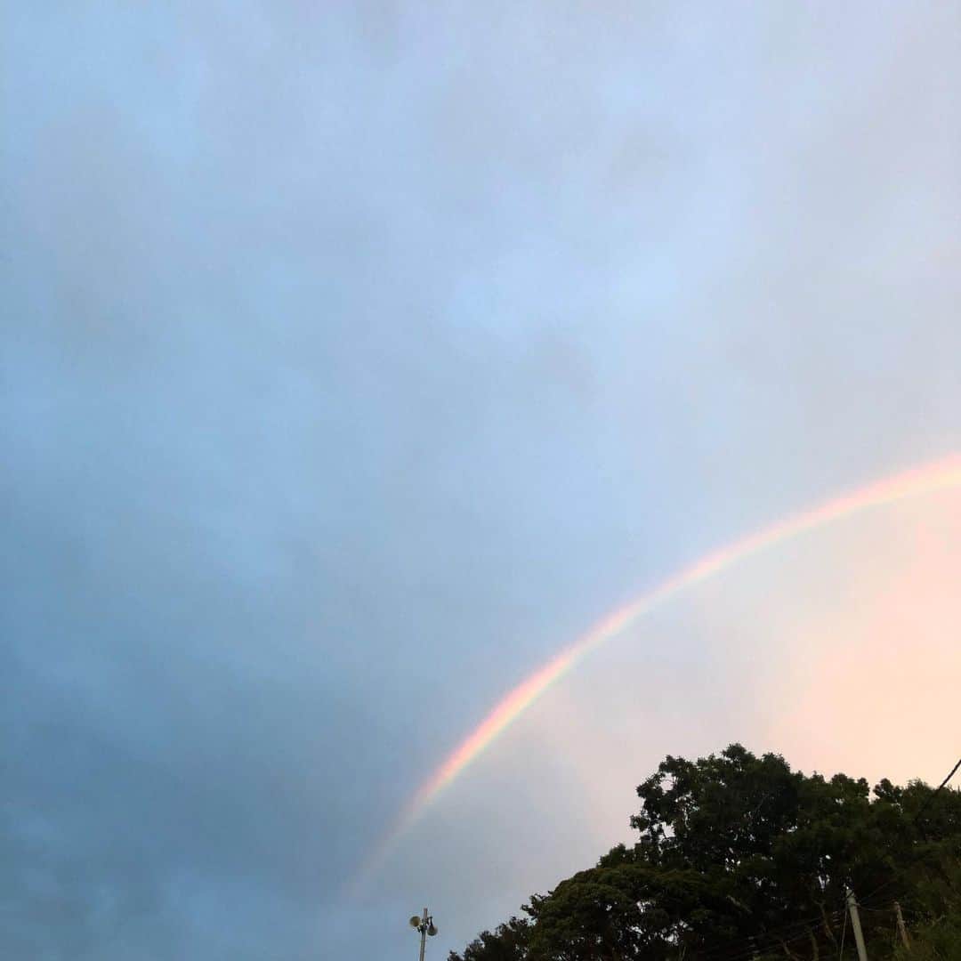 板谷由夏 さんのインスタグラム写真 - (板谷由夏 Instagram)「虹を見つけたら絶対にでかい声になる。 叫ぶ。 そんなんおしとやかに、虹ですね、なんか 言えない。 みんなにみんなに、いいことありますように。」8月30日 20時32分 - yukaitaya