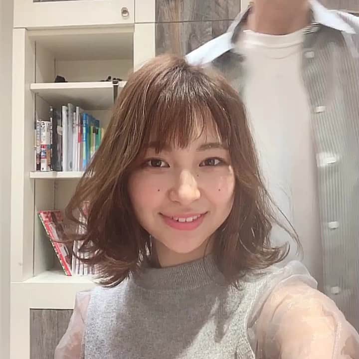 片山良平のインスタグラム：「最近オーダーが多い外ハネやり方です😊  32ミリのコテ170度でさっと外巻きにします⭐️ その後に、こめかみ、耳上の毛束を2センチ幅ぐらいで摘んで、外巻きに中間から巻いてあげれば完成です👍  やってみると意外と簡単ですよ☝️ スタイリング動画は保存しておくと便利です🤝  #髪型#ヘアスタイル#外ハネ#外ハネボブ#スタイリング#スタイリング動画#美容室#ミディアム#ボブ#ヘアカラー#ヘアアレンジ#美容師#ヘア#fashion#hairstyle#アレンジ#メイク#loness#ローネス#トリートメント#やまへあー」