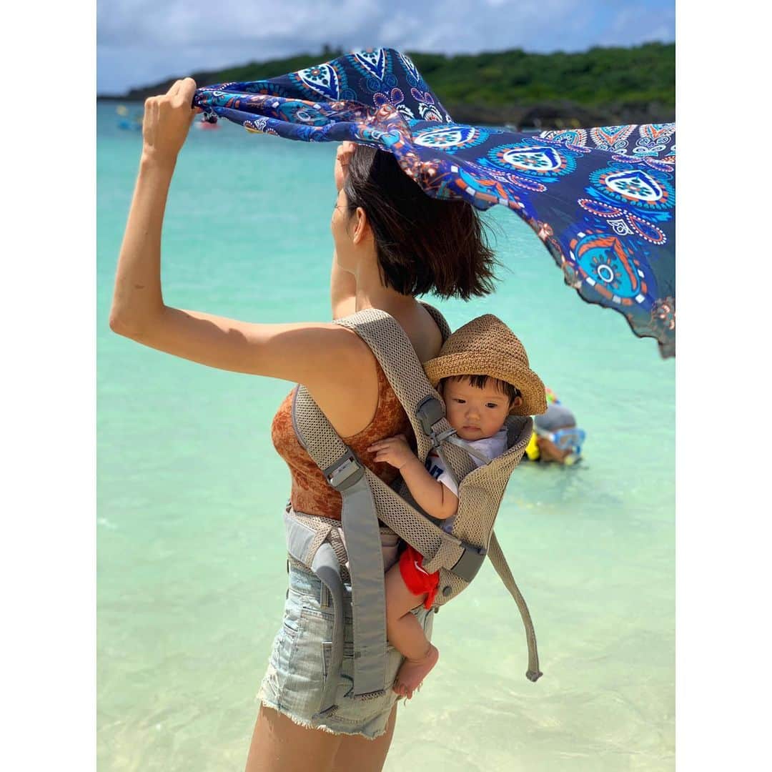 落合恭子のインスタグラム：「🌴 絶妙に映えない日除け せっかくのロケーションもゼロ歳児には伝わらず😑 たくましい背中になってしまったなー ゆっくり痩せると言って、もう8ヶ月。。 体重は戻っても体型はもう少し努力しないとですね . おすすめエクササイズあれば教えてください🙇‍♀️ . #momandson #babybjorn #summer #vacation #miyakoblue #ママ っていうより #母ちゃん」