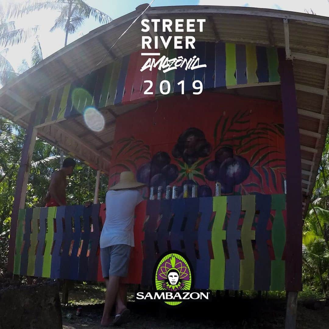 Sambazonさんのインスタグラム写真 - (SambazonInstagram)「Street River Amazon 2019💜  サンバゾンは、2年連続で @streetriveramazonia.isr と提携し、何千人もの住民に声を与え、アートとコミュニティの力を活用してアマゾンの村を活性化することに非常に興奮しています。 . 昨年、私たちはいくつかの高い目標を達成したため、私たちは多くのことを成し遂げました。 🎨15の高床式住宅が再生 💧20個の浄水器が設置されています（5年間、1日あたり1,300人に給水します） ☀️200人の子供が太陽エネルギーを保育園で提供されました。 🍎2つのデッキが再構築され、家や学校へのアクセスができるようになりました。 🛶7カヌーが地元の交通機関のために改装されました。 🖌大人100人と子供500人がアートワークショップに参加しました。 ✔️4,000人のアマゾン住民が好影響 💬20,000人の地元の人の声から好印象と耳にしました。 @sebatapajos」8月30日 20時36分 - sambazon_jp