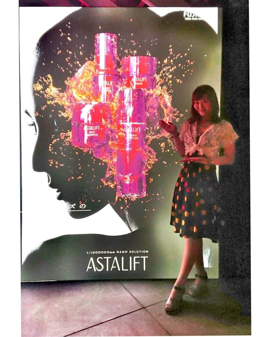 松浦麻里奈さんのインスタグラム写真 - (松浦麻里奈Instagram)「『ASTALIFT JELLY AQUARYSTA』 LAUNCH PARTYに、招待で行って来ました😍💡 .  9月1日から新"ジェリー アクアリスタ"が発売♥️ 洗顔後、化粧水前に使うスキンケアベースで 元々肌に存在するセラミドを富士フィルムの独自技術 で 世界最小 の、ヒト型ナノセラミド を配合した美容液だよ😘💡 . . 肌の角層にセラミドを補う保湿機能をアップ👏 . .  #ASTALIFT#アスタリフト #AndazTokyo #tokyo #pr #虎ノ門ヒルズ #美容 #party #night #スキンケア#beauty #ASTALIFTLAB #アスタリフトラボ #skin #cosme #化粧品 #美容液 #jewelry #肌 #ツヤ肌 #red #AQUARYSTA #love #l4l #新発売」8月30日 20時37分 - ay114.831m