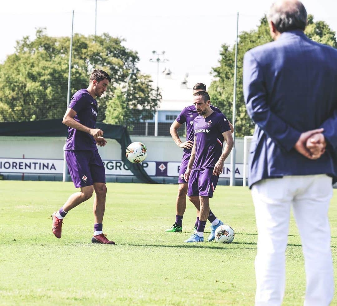 ACFフィオレンティーナさんのインスタグラム写真 - (ACFフィオレンティーナInstagram)「🇮🇹 Rocco & Joseph Commisso a seguire la seduta dei viola | 🇺🇸 Rocco & Joseph Commisso watching the Fiorentina training session  #ForzaViola」8月30日 20時37分 - acffiorentina