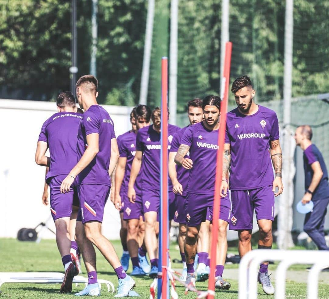 ACFフィオレンティーナさんのインスタグラム写真 - (ACFフィオレンティーナInstagram)「🇮🇹 Rocco & Joseph Commisso a seguire la seduta dei viola | 🇺🇸 Rocco & Joseph Commisso watching the Fiorentina training session  #ForzaViola」8月30日 20時37分 - acffiorentina