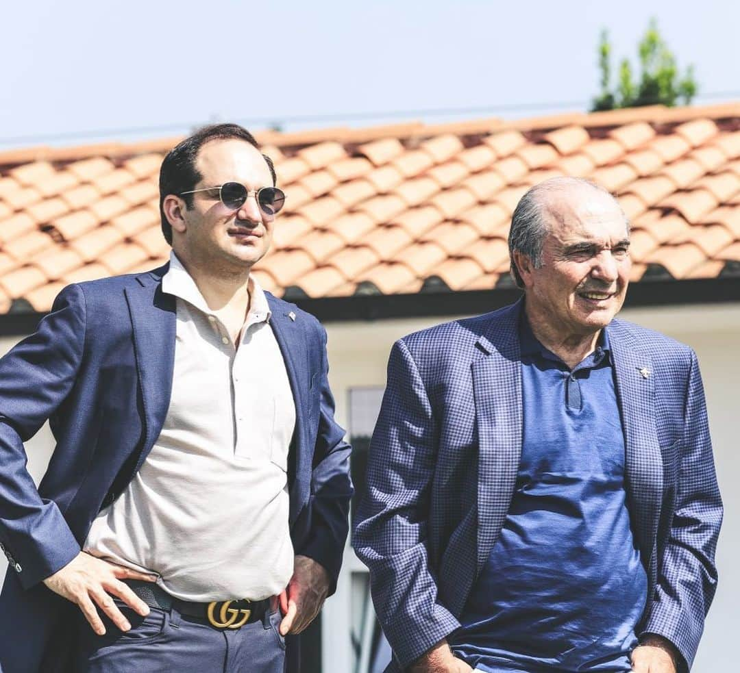 ACFフィオレンティーナさんのインスタグラム写真 - (ACFフィオレンティーナInstagram)「🇮🇹 Rocco & Joseph Commisso a seguire la seduta dei viola | 🇺🇸 Rocco & Joseph Commisso watching the Fiorentina training session  #ForzaViola」8月30日 20時37分 - acffiorentina