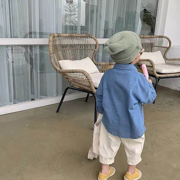 子供服のbig foRE:stさんのインスタグラム写真 - (子供服のbig foRE:stInstagram)「. オーバーサイズロングデニムシャツ【807】 . こんばんは、あーちゃんです☆ 最近はなんだか、暑かったり肌寒かったり？ そんな日にはこちらをおすすめします！！ . オーバーサイズなのでゆったりとした カジュアルなコーデが楽しめす♪ ユニセックスなデニムシャツなので 着回しもできるス・グ・レ・モ・ノ✨ . さっと羽織れて重宝します✨ . . . . . .  #子供服 #キッズコーデ #韓国子供服 #kidscode #outfit #おでかけコーデ#海外子供服  #おしゃれさんと繋がりたい #kidsjapan #セレクトショップ #女の子コーデ  #男の子コーデ#女の子ママ#男の子ママ#インポート#ママリ #コドモノ #ベビフル#秋アイテム#お洒落さんとつながりたい#ninas#デニムシャツ#シャツコーデ」8月30日 20時51分 - olpemi_