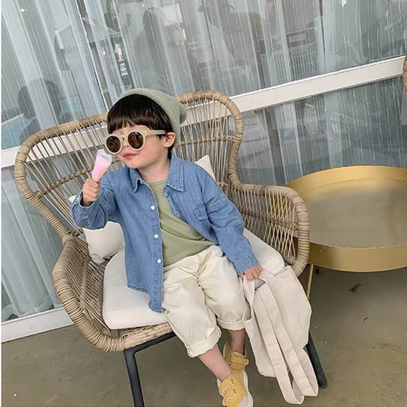 子供服のbig foRE:stさんのインスタグラム写真 - (子供服のbig foRE:stInstagram)「. オーバーサイズロングデニムシャツ【807】 . こんばんは、あーちゃんです☆ 最近はなんだか、暑かったり肌寒かったり？ そんな日にはこちらをおすすめします！！ . オーバーサイズなのでゆったりとした カジュアルなコーデが楽しめす♪ ユニセックスなデニムシャツなので 着回しもできるス・グ・レ・モ・ノ✨ . さっと羽織れて重宝します✨ . . . . . .  #子供服 #キッズコーデ #韓国子供服 #kidscode #outfit #おでかけコーデ#海外子供服  #おしゃれさんと繋がりたい #kidsjapan #セレクトショップ #女の子コーデ  #男の子コーデ#女の子ママ#男の子ママ#インポート#ママリ #コドモノ #ベビフル#秋アイテム#お洒落さんとつながりたい#ninas#デニムシャツ#シャツコーデ」8月30日 20時51分 - olpemi_