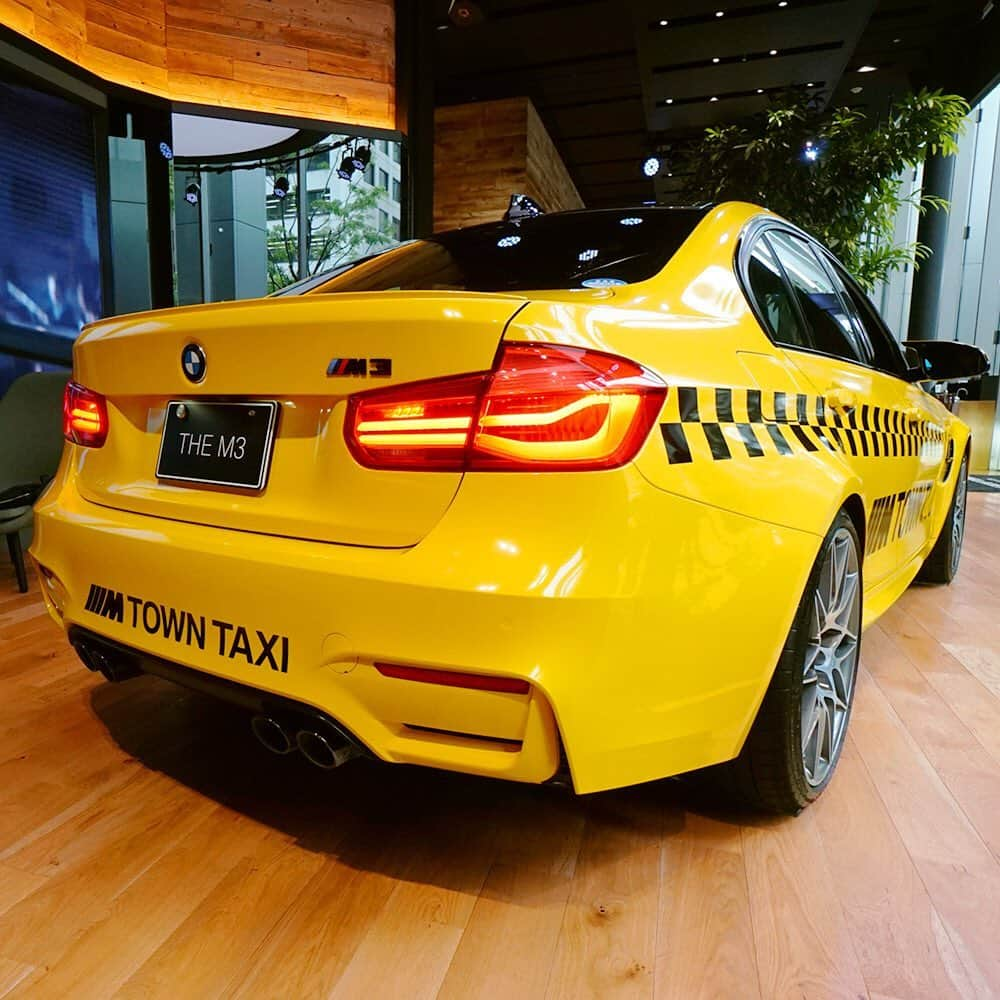 BMW Japanさんのインスタグラム写真 - (BMW JapanInstagram)「. BMW MOTORSPORT FESTIVAL 2019で多くのBMWファンを昂奮の渦に巻き込んだ「M TOWN TAXI」が、東京駅近くのBMW GROUP TERRACEにて特別展示中！ . 「#M_TOWNJP」を付けて投稿すると、M TOWN ステッカーをその場でプレゼントいたします。 . 営業時間などの詳細は、 @bmwjapan アカウントトップのURLをタップ、 BMW公式サイトよりご確認ください。 . ※展示車、展示期間は予告なく変更となる場合があります。 . #BMWMFES #BMWGROUPTERRACE . #BMW #駆けぬける歓び #BMWJapan #BMWWorld #BMWPost #BMWgram #BMWlovers #BMWlife #BMWlove #BMWforlife #BMWcar .」8月30日 20時51分 - bmwjapan