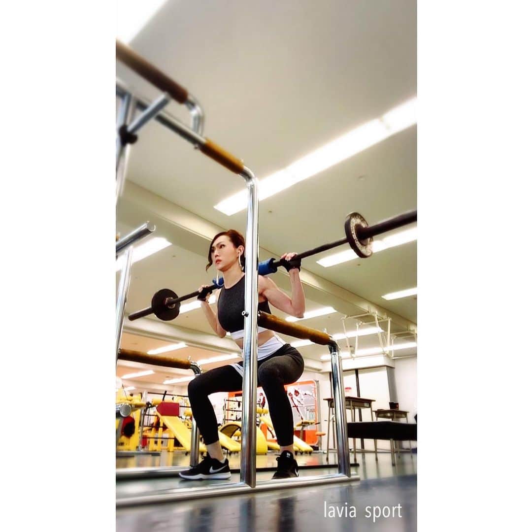 jessicaのインスタグラム：「＊ ＊ ＊  #スクワット #アラフィフ#ファッション#コーデ #筋トレ#ワークアウト#フリーウエイト #ボディーメイク#美活 ＊ ＊ #バーベルスクワット#ケツトレ ジムの監視トレーナーに フォームを少し修整した方が良いと 指摘を受けました。 ウエイトを 40㎏から35kgに戻してやり直し！ ＊ ＊ #負けず嫌い #スニーカー#NIKE#シティートレーナー #グローブ#NIKE ＊ Thanks always‼︎ jessica❤︎」