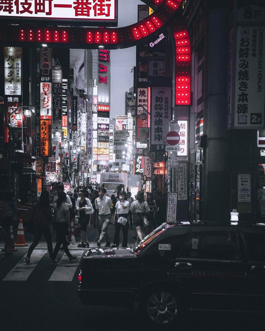Thomas Kakarekoさんのインスタグラム写真 - (Thomas KakarekoInstagram)「city of light  here‘s the second Tokyo nightlife series I created on assignment for @d_stinations.  also a friendly reminder of our Tokyo-inspired event in Hamburg on Sep 5th and 6th. check out my stories to find out how to attend.  #tokyo  Anzeige」8月30日 20時48分 - thomas_k