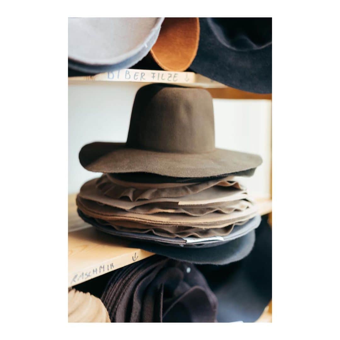 のインスタグラム：「Mühlbauer | #atelier ▪️The finest #hatbody makes the best hat. Beaver felt is durable, #comfortable and has a super smooth surface. #millinery #luxurymaterials #handmade #muhlbauer」