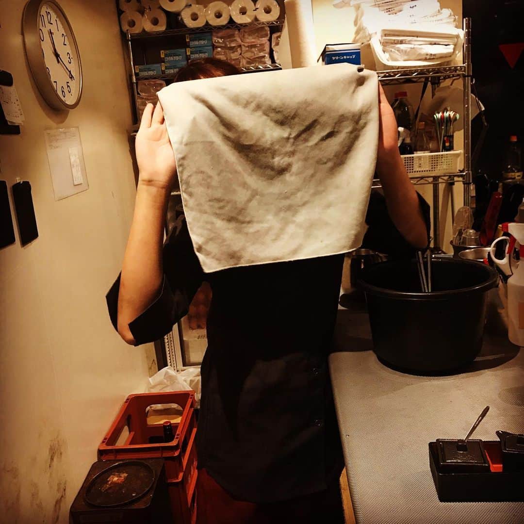 trick umekitaさんのインスタグラム写真 - (trick umekitaInstagram)「今日も一日お疲れ様です、鶏っくうめきた店です🎶  お客様に心地好く使って頂くために今日も綺麗に拭いてます♡ #梅田個室 #梅田グルメ #梅田ディナー #梅田ごはん #乾杯 #大阪グルメ #梅田飲み #神泡 #instafood #instagood #instalike #likeforlikes #l4l #l4like #いいね返し #いいね返しは絶対 #fff #ffl #鶏 #チーズ #夏 #summer #居酒屋」8月30日 20時59分 - umekita83