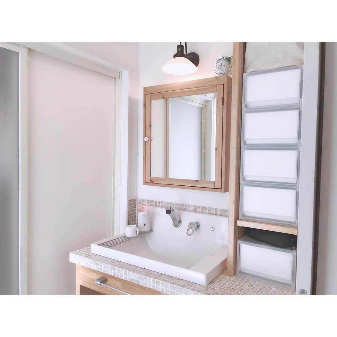 シンプルホーム公式アカウントさんのインスタグラム写真 - (シンプルホーム公式アカウントInstagram)「. タイル調の洗面台と木枠の窓がとっても可愛いこちらの洗面所😍 こんなにお洒落な洗面所で毎日朝の準備や寝る準備が出来るなんて羨ましいですね✨ ・ こちらの素敵なお写真は @yu.i_home さんの1枚です。  @yu.i_home さんのIGは素敵なお写真ばかりですので、みなさんもぜひ参考にしてみてくださいね☺️ ----------------------------------------------- シンプルホーム公式アカウントでは、みなさんのシンプルで洗練されたお部屋や暮らしのアイデアを毎日ご紹介しています🎉 ・ 『 #シンプルホーム 』をつけて投稿いただいた中から素敵なお写真をご紹介していますので、ぜひ投稿してみてくださいね！☺️ ----------------------------------------------- #シンプルライフ #シンプルな暮らし #丁寧な暮らし #持たない暮らし #こどものいる暮らし #マンション暮らし #すっきり暮らす #暮らしを整える #シンプルインテリア #北欧インテリア #ナチュラルインテリア #賃貸インテリア #家づくり #リビング #ダイニング #リビングダイニング #キッチン #マイホーム #家具 #インテリア #インテリアコーディネート #インテリアデザイン #マイホーム記録 #マンションインテリア #日々の暮らし #おしゃれな家 #北欧ナチュラル #家」8月30日 21時00分 - simplehome_official
