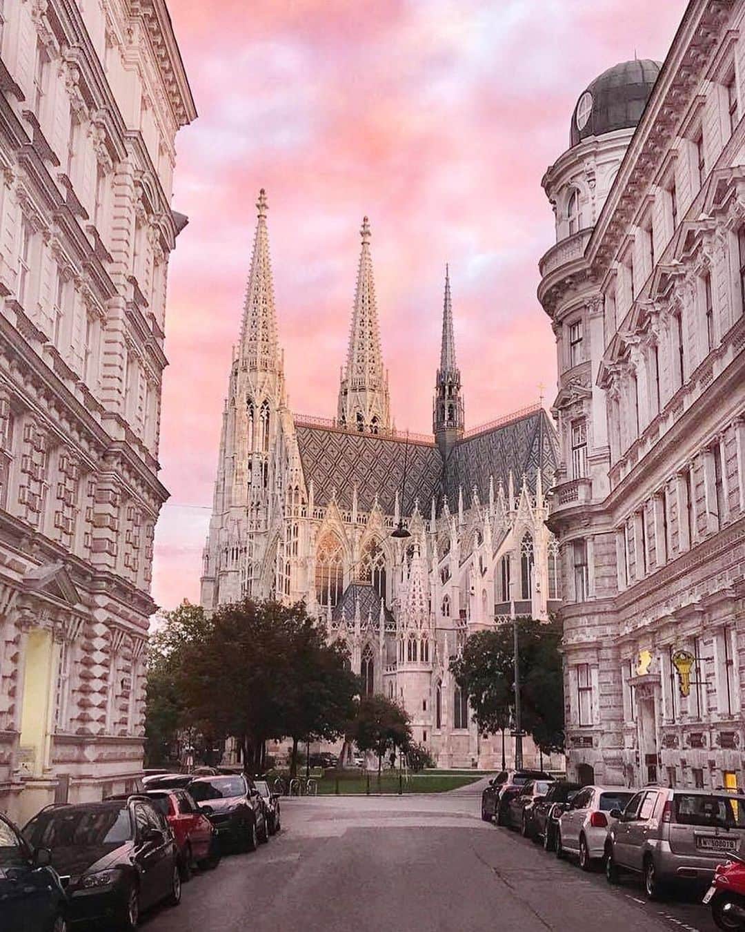 Wien | Viennaさんのインスタグラム写真 - (Wien | ViennaInstagram)「One place - two seasons. Which one do you prefer? Have a great Friday! ☀️❄️ by @francesco_treu #ViennaNow」8月30日 20時53分 - viennatouristboard