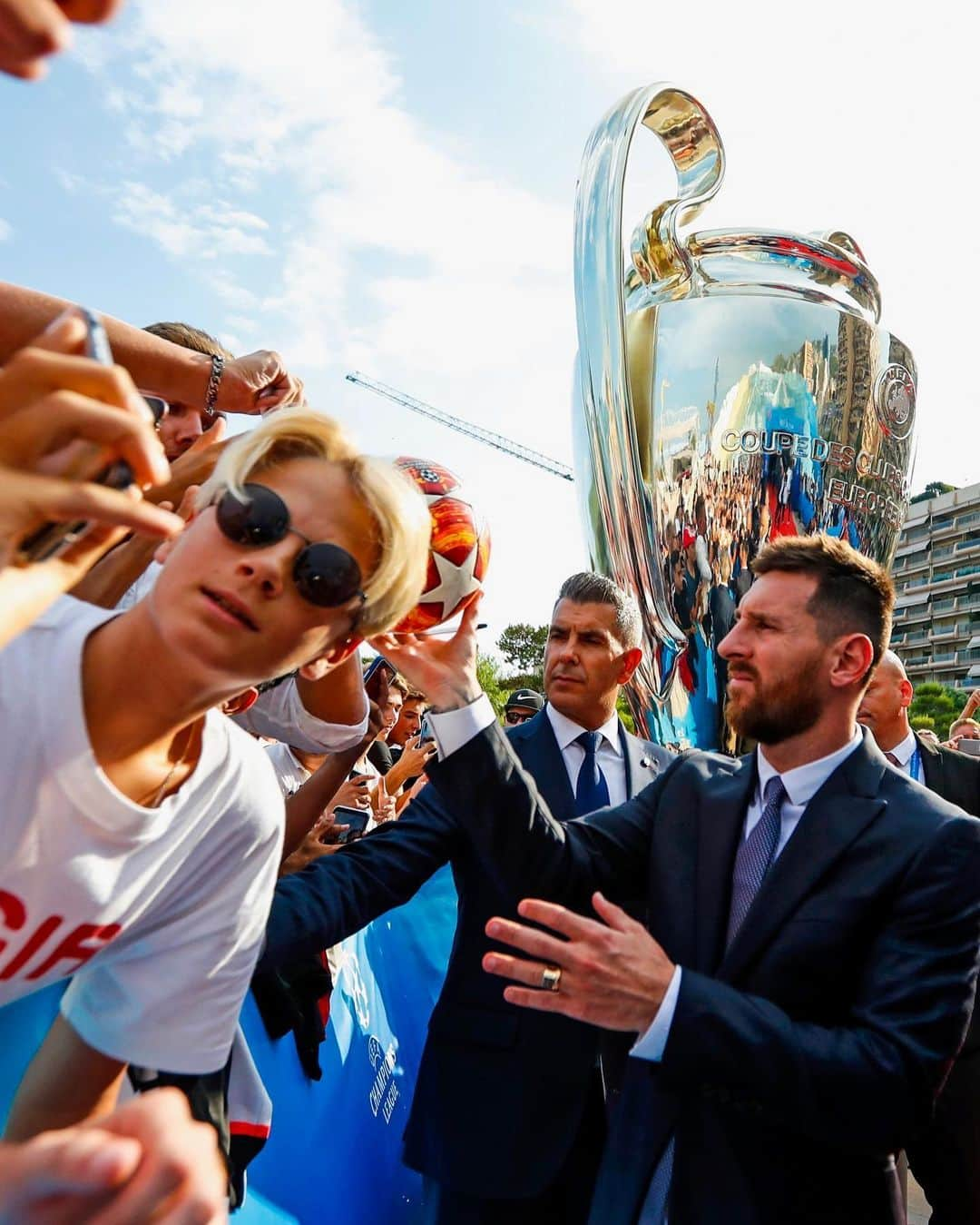 FCバルセロナさんのインスタグラム写真 - (FCバルセロナInstagram)「👗👔 Red carpet moments 💫」8月30日 20時57分 - fcbarcelona