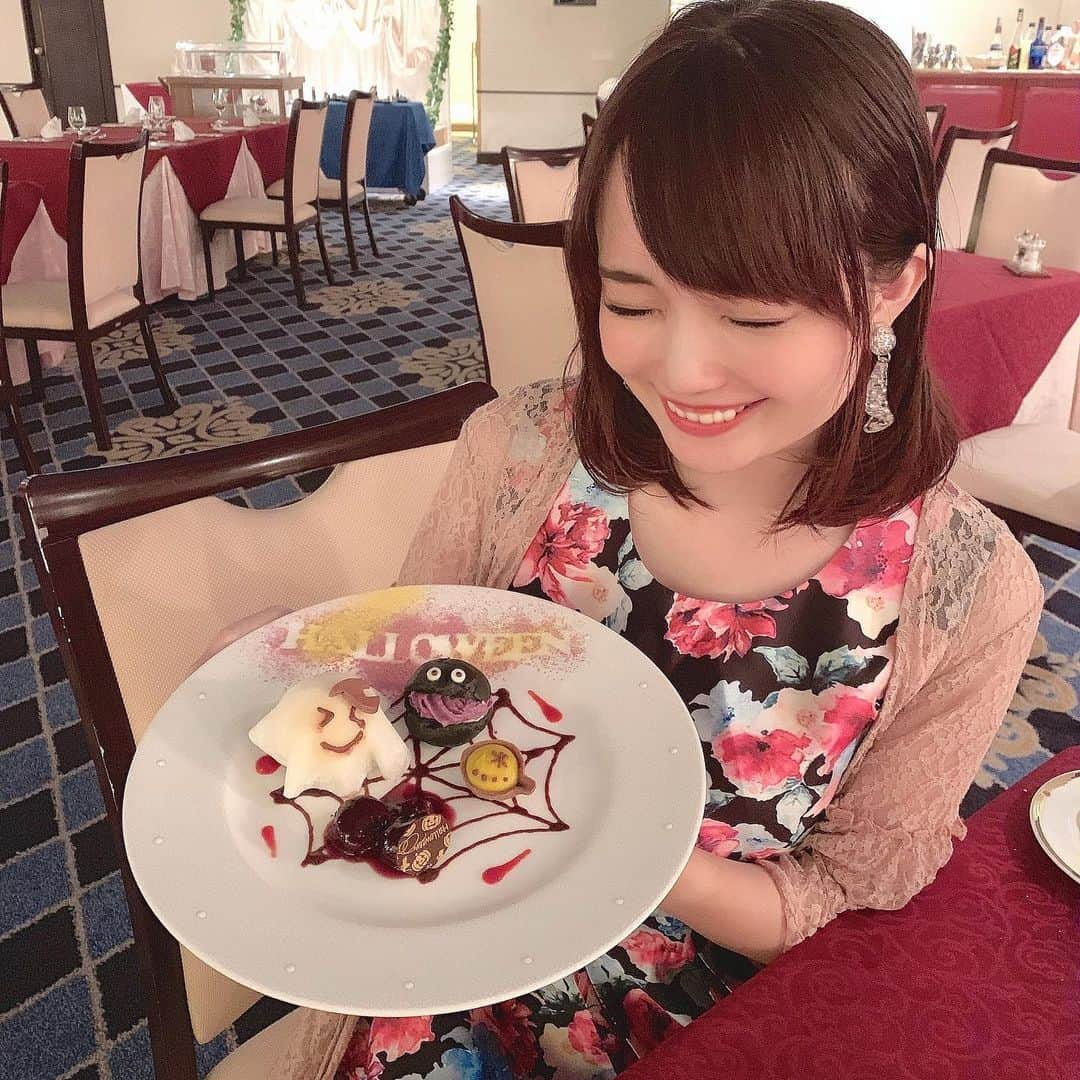 浅井麻里さんのインスタグラム写真 - (浅井麻里Instagram)「🎃🍽﻿ ﻿ もうすぐ8月終わっちゃったら、﻿ 季節は早くもハロウィンシーズン🎃﻿ ってことで、ハロウィン気分先取りで、﻿ サンルートプラザ東京 @sunrouteplazatokyo で﻿ ハロウィンのディナー❤️🍽﻿ ﻿ 持ってるデザートプレート、﻿ おばけモチーフで可愛かった💕👻﻿ (最後の写真はおばけと同じ顔してみたやつ！笑)﻿ 一皿一皿ハロウィン感満載で、﻿ おいしいのはもちろん目でも楽しい💕😋﻿ ﻿ ﻿ 👻おばけ達のお出迎え﻿ ・サラダニソワーズ アンチョビのクレーマ﻿ ・きのことベーコンのキッシュロレーヌ﻿ ﻿ 🎃ゴーストパンプキンの怪しいグラタン﻿ ・かぼちゃまるごとのニョッキグラタン﻿ ﻿ ⭐︎ハロウィーンナイトパーティー﻿ ・岩中のポークグリル  香草の香るクリームソース﻿ ﻿ 🎁魔女からの贈り物﻿ ・おばけに見立てたバニラアイスの求肥包み﻿ ダークチェリーのソースを添えて﻿ ﻿ 🥐ホテルブレッド＆コーヒー付き﻿ ﻿ ﻿ かぼちゃのチーズグラタン特に好きだった❤️🤤﻿ 皮まで食べられてボリュームもたっぷり！﻿ ﻿ カクテルも、ハロウィンコンセプトだったり、﻿ ディズニープリンセスイメージのだったり、﻿ ノンアルコールも種類豊富でありがたい💓🍸﻿ ﻿ 幸せいっぱいお腹いっぱいになって、﻿ これで¥4,500✨😳﻿ フレンチでこのボリュームとお値段はすごいっ👏﻿ ﻿ ﻿ スカイレストランカーニバルは9階だから、﻿ スペースマウンテンやシンデレラ城の夜景が見えて﻿ ロマンチックな雰囲気も素敵だった✨😍﻿ 記念日ディナーとかにもぴったりだよ💕﻿ ﻿ ﻿ ﻿ 🏨サンルートプラザ東京は、10月1日から﻿ 〝東京ベイ舞浜ホテルファーストリゾート〟に﻿ 名前が変わってリブランドされるそうなので、﻿ 検索する際や行かれる際にはご注意を✨﻿ ﻿ #サンルートプラザ東京#ハロウィンディナー#スカイレストランカーニバル#ハロウィンカクテル#東京ディズニーリゾート#sunrouteplazatokyo#dinner」8月30日 20時58分 - mari_asai_625