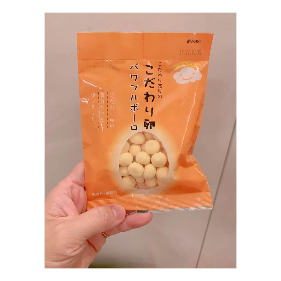 辻希美さんのインスタグラム写真 - (辻希美Instagram)「大好きなこだわり卵の卵ボーロ🥚が届いたよぉ😍💕 #こだわり卵 #こだわり卵のパワフルボーロ #セラルージュ #卵ボーロ #この卵ボーロが1番好き #美味しい #大好き #幸空しゃん初 #3枚目の顔w #笑 #かわぇぇ #😍💕 #🥚💕」8月30日 21時08分 - tsujinozomi_official