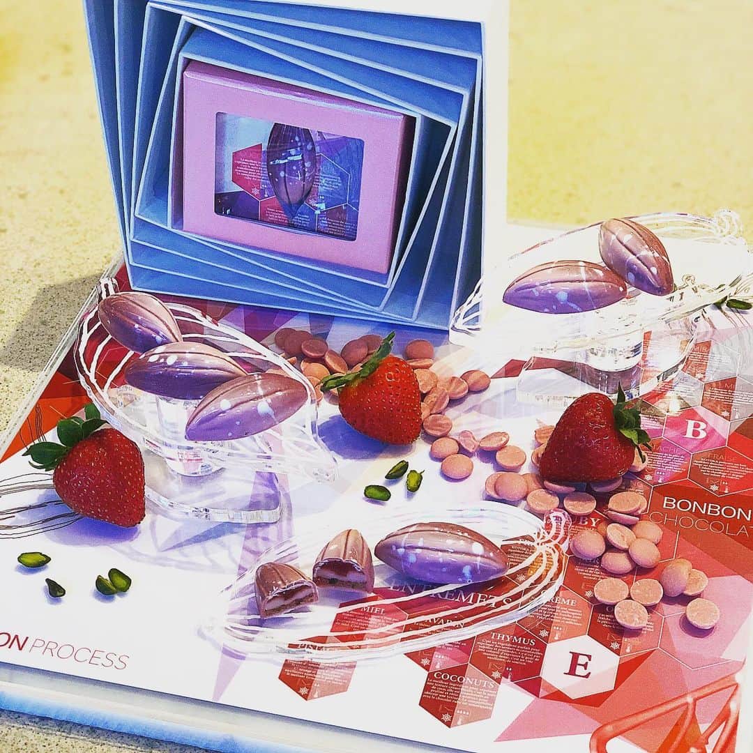 eguchikazuakiのインスタグラム：「チョコレートアカデミーセンター™東京 主催 チョコレート イノベーション コンテスト コンフェクショナリー部門も2位でした🤔 ・ クリエイションプロセスが今回の全ての共通のテーマ、フォト、ケーキと続きボンボンショコラを作りました‼️ 味わいは三層＋コーティングルビー。 奈良いちごラボの古都華とミラベルのコンフィ、ルビーチョコレートのバニラヨーグルトガナッシュ、ピスタチオとココナッツのプラリネです👍 ・ 味わいが脳内で混ざり合いイメージで箱を重ね右回転していく中でルビーに変わる、業界外の人が見てもチョコレートとわかるように、あえて形はシンプルなカカオ型にしました。水分活性は0.75、物流も考えて冷やして食べても美味しい作りです🍭 ・ 実はデリーモのパティシエ岩本くんもファイナルに選ばれ、プレゼンを行いました。たくさんのシェフや審査員、プレスの前で話をする貴重な経験が出来たと思います😄 ・ 後をついてきてくれる若手の頑張りに応えるためにもまだまだ炸裂しなくてはいけませんね🔥 ・ 明日からは阪急梅田9Fのおやつショーにいます、2日間パフェを作らせてもらいます、皆さん遊びに来てください‼️たくさん話しをしましょう、暇してるので必ずきてね🍾 ・ #delimmo #デリーモ #ルビー #ルビーチョコレート #コンテスト #ボンボンショコラ #いちご #ミラベル #ピスタチオ #ココナッツ #マリアージュ #フードペアリング #パティシエ #ショコラティエ #eguchikazuaki #江口和明 #岩本くん #一皮向けたな」