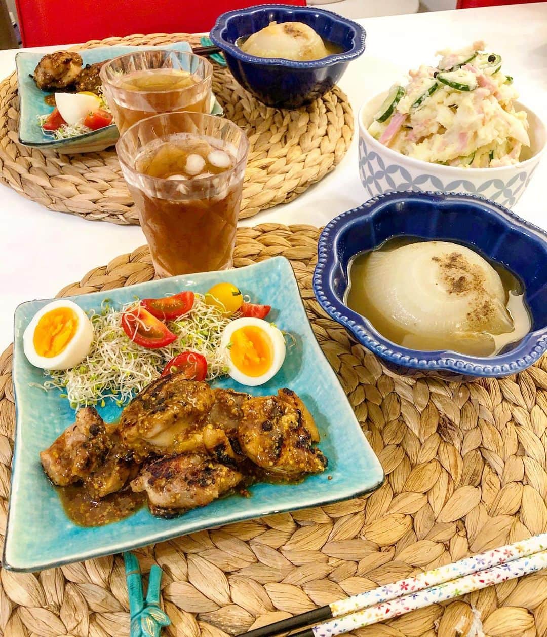 のインスタグラム：「久々に夕飯🍽の写真を🤳 パパの好きなポテトサラダ！ 大量に作ったのでお好きなだけどーぞ♡笑 . . 玉ねぎまるごとスープは玉ねぎとコンソメ、水で煮る だけなんだけど甘くて美味しいし、 お腹いっぱいになるから産後ダイエットにもオススメ！ .  子ども👶が産まれてから盛り付けはやや適当🤣！ . . . #お家ご飯#和食#夕食#大皿料理#ごはん記録  #protein#Yoghurt#healthy#body#workout#gym#tokyo#japan#supplement#yoga#タンパク質#タンパク質メニュー#サプリメント#ビタミン#プロテイン#foodie#栄養士#妊娠中のごはん#産後の食事#産後#産後ダイエット#栄養士」