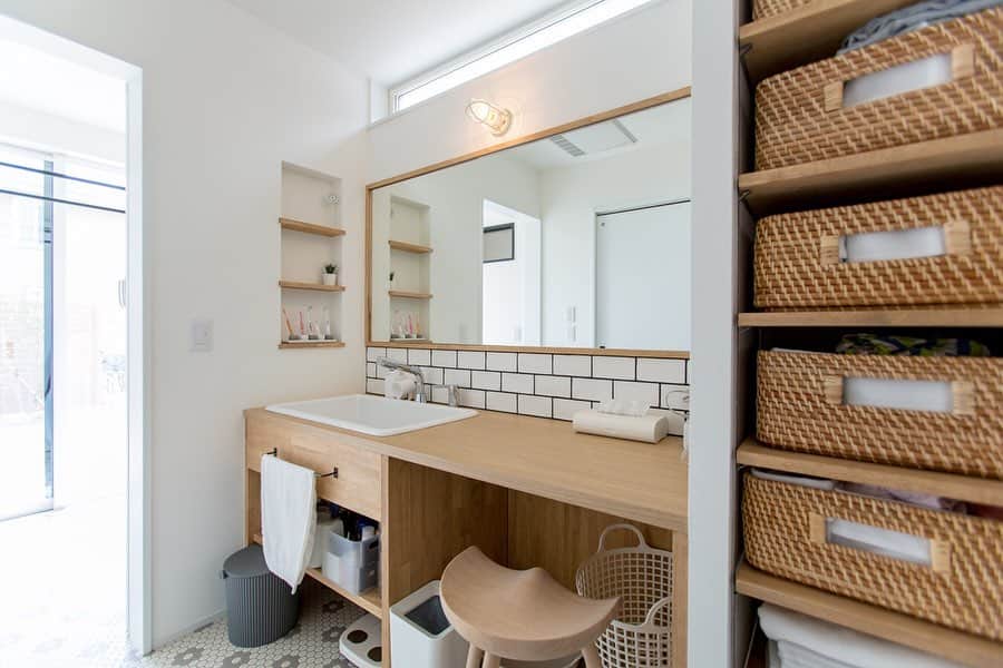 ルポハウス一級建築士事務所さんのインスタグラム写真 - (ルポハウス一級建築士事務所Instagram)「・ ・ ・ 白を基調とした清潔感のあるランドリールーム。 ・ デザイン性だけでなく、幅広な鏡やラタンボックス収納など、機能性も備わった造作洗面台です。 ・ ・ ・ 𓐌𓐌𓐌𓐌𓐌𓐌𓐌𓐌𓐌𓐌𓐌𓐌𓐌𓐌𓐌𓐌𓐌𓐌  ルポハウスの施工事例はこちらまで☞ @reposhouse  𓐌𓐌𓐌𓐌𓐌𓐌𓐌𓐌𓐌𓐌𓐌𓐌𓐌𓐌𓐌𓐌𓐌𓐌 #ルポハウス は#ちょっとかっこいい家 を"友人のために" という思いでつくっています。 一生に一度の#マイホーム。 「あなたにしかできない」×「ルポハウスだからできる」で、 私たちだけの#家づくり を思いっきり楽しんでみませんか？！ ・ ・ ・ #住宅 #注文住宅 #新築一戸建て #シンプルな暮らし #デザイナーズ住宅  #一級建築士事務所 #設計事務所 #design #simple #滋賀県大津市 #滋賀県草津市 #滋賀県栗東市 #造作洗面台 #マリンランプ #名古屋モザイクタイル #マシア #サンゲツクッションフロア  #ラタンボックス #アイアンバー #カクダイ水栓」8月30日 21時04分 - reposhouse