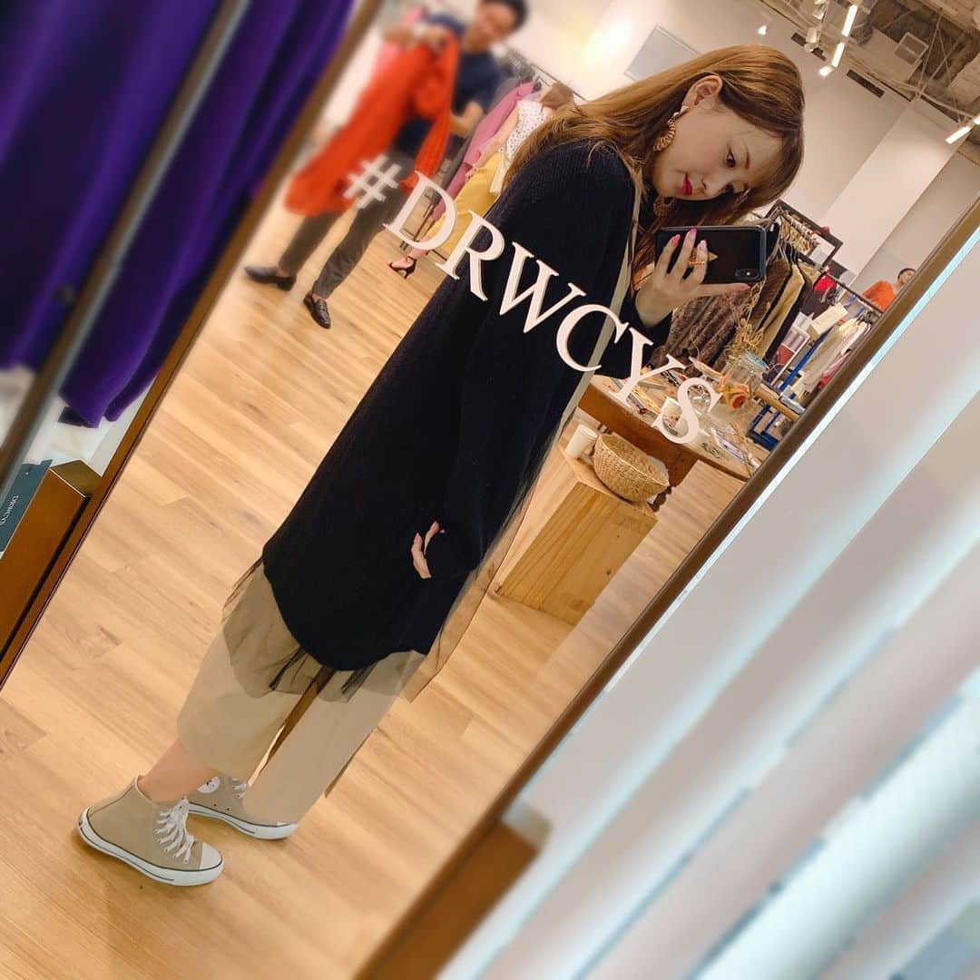 小松彩夏さんのインスタグラム写真 - (小松彩夏Instagram)「﻿ 先日、DRWCYSの秋冬の展示会へ😊✨﻿ ﻿ どれも可愛すぎて沢山試着しちゃいました💕﻿ ﻿ ワンピースやニットなどオーダーしてきたので届いたら紹介しますね😊❤️﻿ ﻿ 美人プレスのゆかちゃんと🥰﻿ ﻿ 少しずつ涼しくなってきて、なんだか夏の終わりを感じてちょっぴり寂しくなったりするけど...﻿ ﻿ 秋はお洒落を楽しみたいなぁ👗✨﻿ ﻿ #DRWCYS #ドロシーズ #winter #展示会 #fashion #ootd #2018 #winter #AW #collection  #look #exhibition #展示会 #夏の終わり #秋 #fashion #秋服 #秋服コーデ」8月30日 21時05分 - official_ayaka_502