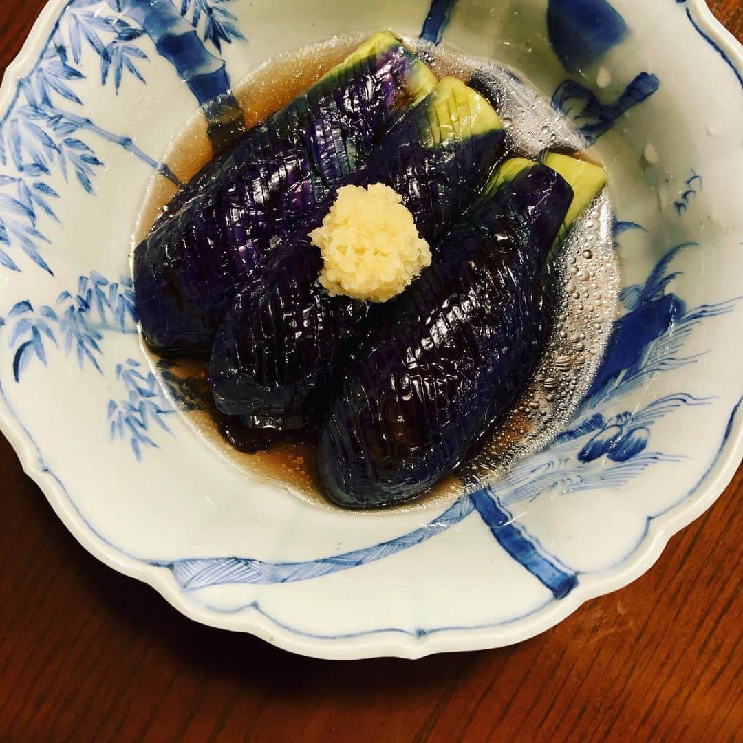 志摩有子さんのインスタグラム写真 - (志摩有子Instagram)「今夜は和食。ふと思いついて作った金目鯛の煮魚に作り置きの茄子の揚げ浸し。あとは薬味たっぷりの冷奴とゴーヤのお浸し。私だってたまにはヘルシー。 #やればできる子 #おうちごはん #煮魚定食 #茶色めし」8月30日 21時06分 - ariko418