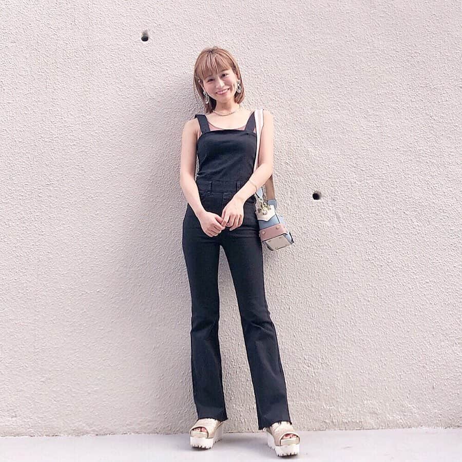 のインスタグラム：「バックスタイルの 編み込みが可愛い @mite__official のサロペット👗 . . 裾に向かって広がってるから めちゃくちゃ足長く見える🥺 @mite__official の洋服本当すき💓 . . #ミテガール #mite_official #ootd #outfit # #cordinate #私服 #サロペット #あおぞら私服#mylook#fashion#プチプラコーデ #今日のコーデ#きょコ #154cmコーデ#おチビコーデ #チビコーデ #シンプルコーデ#カジュアルコーデ#お洒落さんと繋がりたい #着回しコーデ」