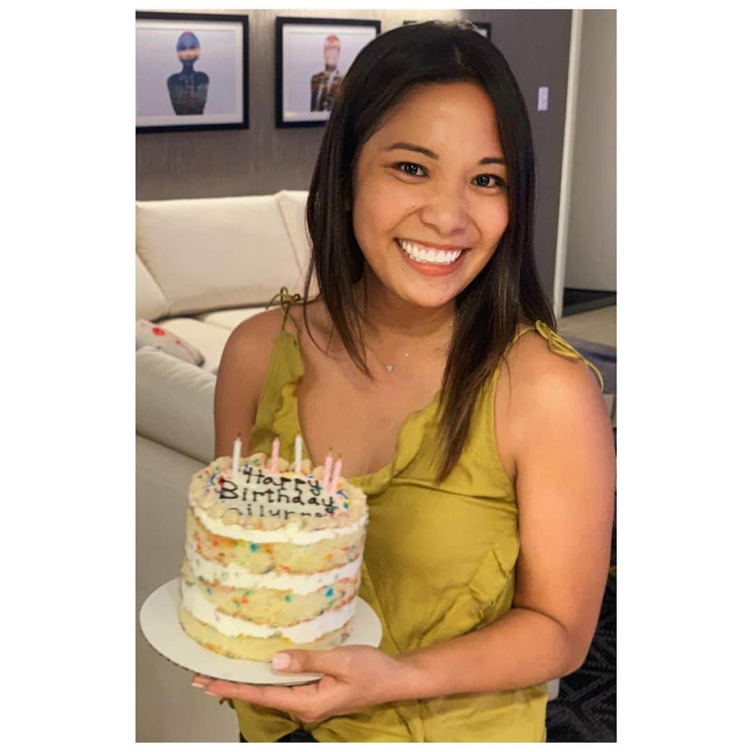 サーシャ・ピーターズのインスタグラム：「My beautiful best friend ♥️ I am SO glad to be celebrating another year of you. The world is a better place because you are in it! You shine a positive light full of kindness and grace everywhere you go and it’s infectious. I hope this year is the best year yet! I’m so happy that we have the kind of friendship that only grows stronger year after year. Celebrating you is easy!! Love you beyond words!! Vegas baby!!! #beautifulbestfriend #trio #vegas #birthday #26 #planethollywoodlasvegas」