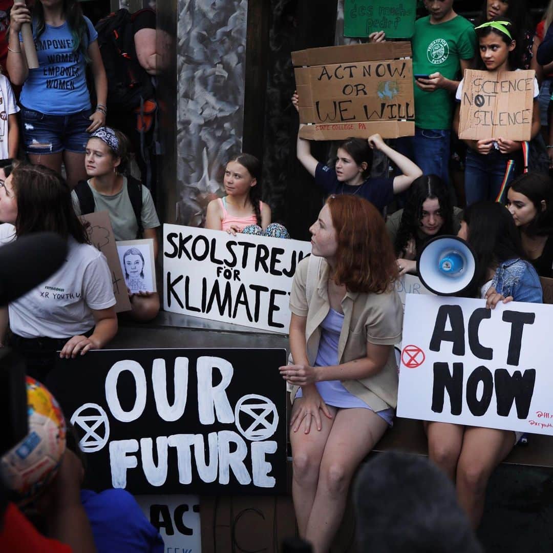 CNNさんのインスタグラム写真 - (CNNInstagram)「Follow⁣ ➡️ @cnnclimate ➡️ ⁣ "What do we want?" "Climate justice."⁣⁣ "When do we want it?" "Now!"⁣⁣ ⁣⁣ Young activists, including Greta Thunberg from Sweden, rallied in front of the United Nations in New York on Friday calling for action to protect the environment. Thunberg, who traveled to New York on a zero-emissions sailboat to speak at the UN Climate Action Summit on September 23, has become the figurehead of a burgeoning movement of youth climate activists after her weekly school-strike movement, "Fridays for the future," spread to more than 100 cities worldwide.⁣⁣ (📸: Spencer Platt/Getty Images)」8月31日 2時37分 - cnn