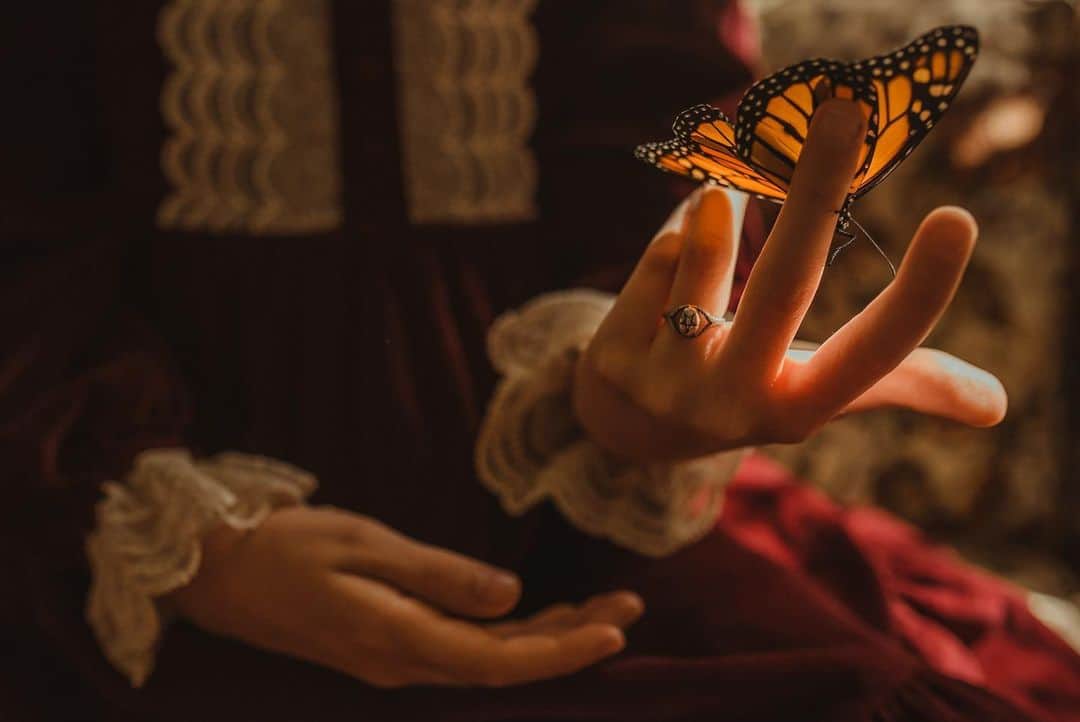 アレックスストリーターさんのインスタグラム写真 - (アレックスストリーターInstagram)「“Love is like a butterfly,  a rare and gentle thing...” - the one and only Dolly Parton  We are so grateful  to @suziqzikern for sharing these beautiful photos of the Pagan Priestess Ring with us... We loved meeting you and your family at the @odditiesfleamarket in Chicago last weekend 🖤」8月31日 2時38分 - alexstreeternyc