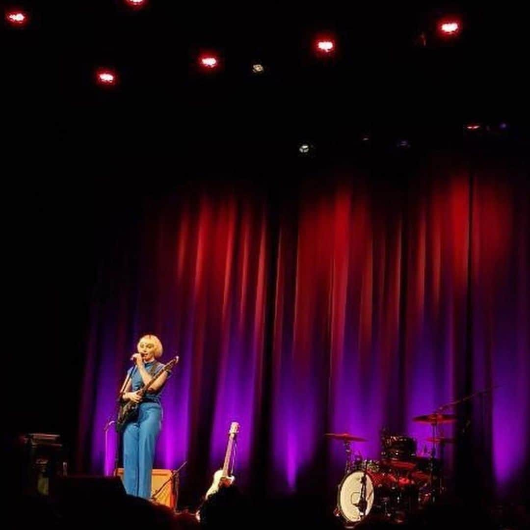 フレッド・アーミセンさんのインスタグラム写真 - (フレッド・アーミセンInstagram)「Thank you Melbourne! I loved that show. What a great crowd. Thank you @olympiamusic for playing and for doing the scene with @metajeremy and a stranger from the audience. Stranger: That was perfect! Photos by @t_e_s_h_f and @omairabotello」8月30日 21時16分 - sordociego