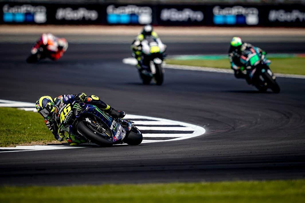 バレンティーノ・ロッシさんのインスタグラム写真 - (バレンティーノ・ロッシInstagram)「Silverstone Circuit,England  Sunday,MotoGP Race 📸 @falex79 @gigisoldano @jesusrobledo」8月30日 21時09分 - valeyellow46