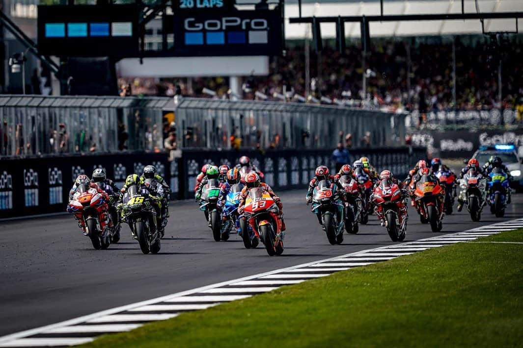 バレンティーノ・ロッシさんのインスタグラム写真 - (バレンティーノ・ロッシInstagram)「Silverstone Circuit,England  Sunday,MotoGP Race 📸 @falex79 @gigisoldano @jesusrobledo」8月30日 21時09分 - valeyellow46