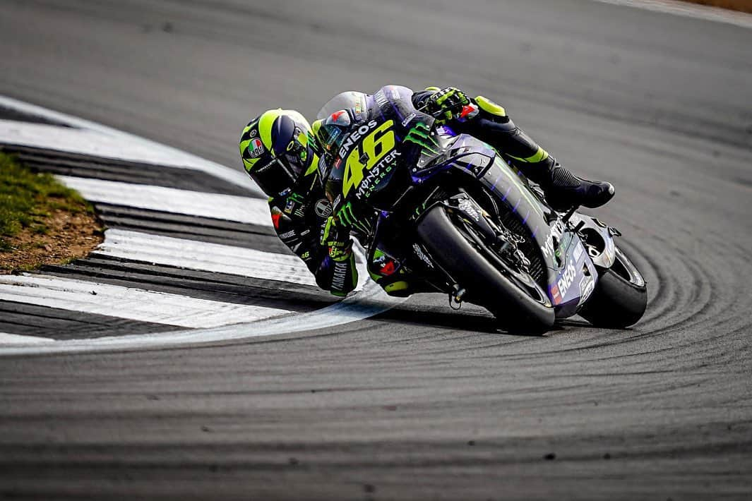 バレンティーノ・ロッシさんのインスタグラム写真 - (バレンティーノ・ロッシInstagram)「Silverstone Circuit,England  Sunday,MotoGP Race 📸 @falex79 @gigisoldano @jesusrobledo」8月30日 21時09分 - valeyellow46