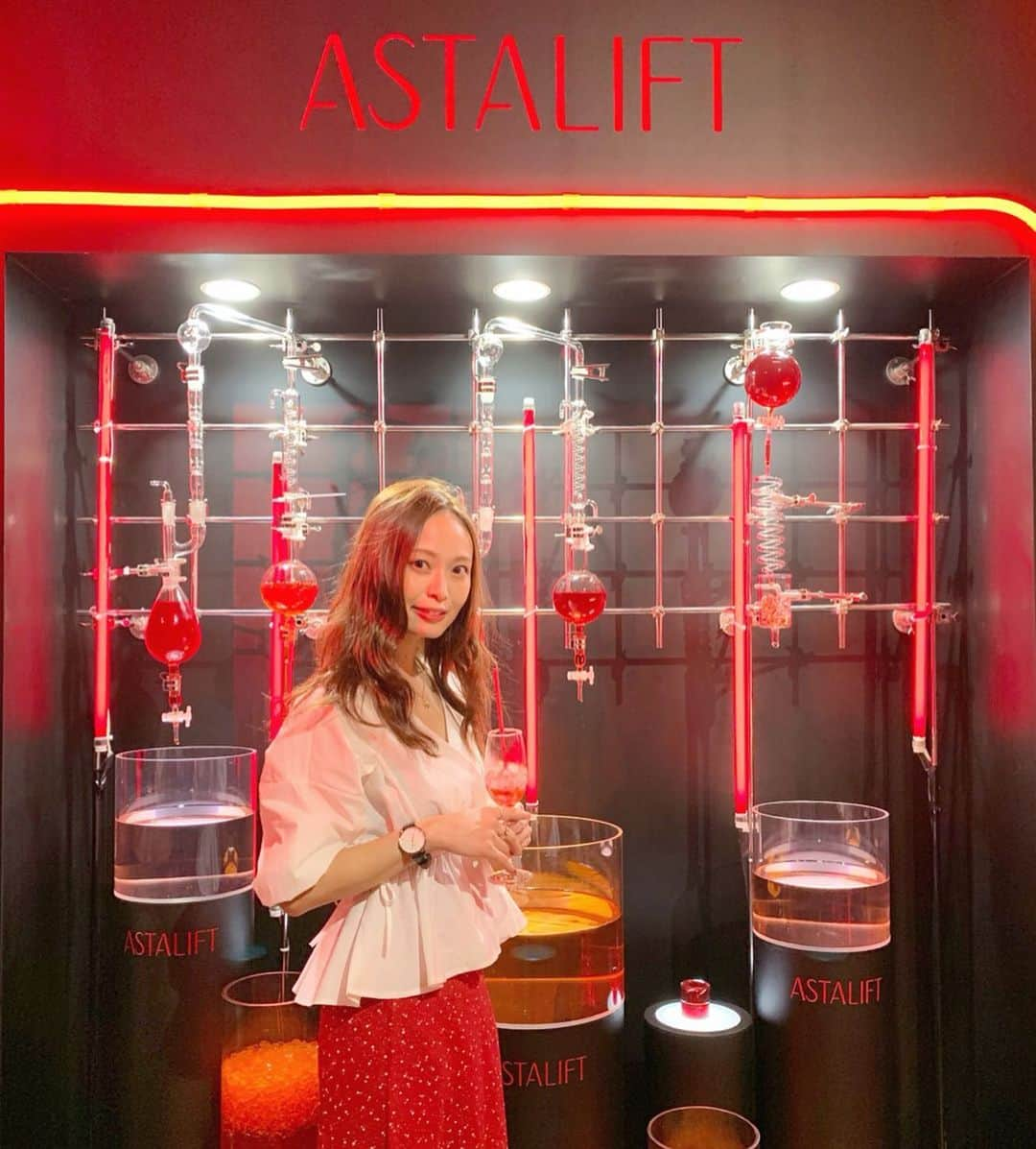 榊本麻衣さんのインスタグラム写真 - (榊本麻衣Instagram)「♡♡ . . 昨日は"ASTALIFT LAB"さんの 新作パーティーへ💋💜💜 . . 2019年秋冬新製品の "アスタリフト ジェリー アクアリスタ" がでたとゆうことでお試しさせていただきました🌹✨ . . ジェリー状の美容液なんやけど、 すっと肌に馴染んで潤い感が凄いの、、💋 . . お土産も頂いたので これから使用してみるのが すごい楽しみっ🤭❤️ . . #ASTALIFTLAB #ASTALIFT #パーティー #party #アスタリフト#虎ノ門ヒルズ #美容」8月30日 21時13分 - maipipii